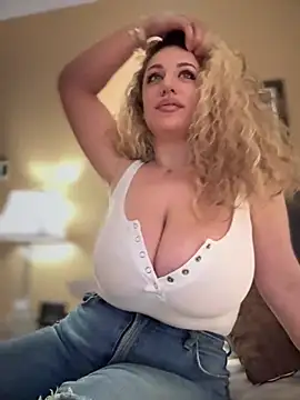 Snapshot of miamellycious chatting on 02.26.25 miamellycious online show from 02.26.25