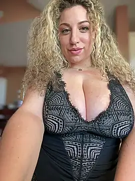 Snapshot of miamellycious chatting on 03.19.25 miamellycious online show from 03.19.25