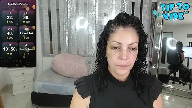 Snapshot of mijal_queen chatting on 12.12.24 mijal queen online show from 12.12.24