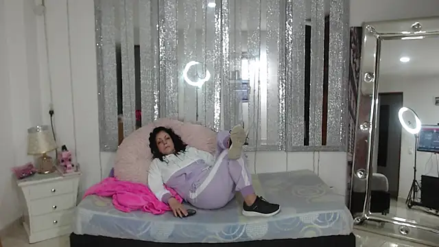 Snapshot of mijal_queen chatting on 12.17.24 mijal queen online show from 12.17.24