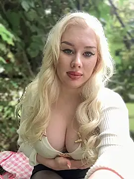 LaraHollywood online show from 09.21.25