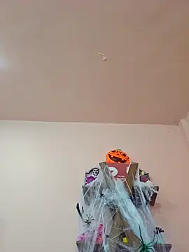 Snapshot of DORYY chatting on 10.29.25 DORYY online show from 10.29.25