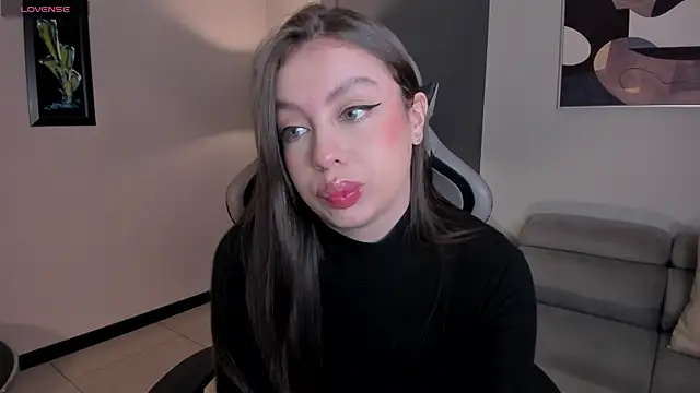 Snapshot of EllaClark chatting on 09.29.25 EllaClark online show from 09.29.25