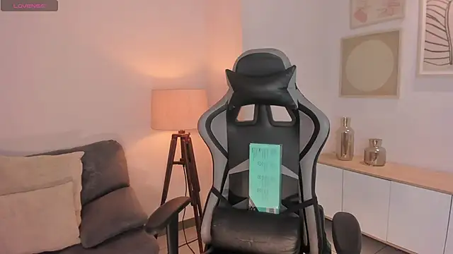 Snapshot of EllaClark chatting on 10.03.25 EllaClark online show from 10.03.25