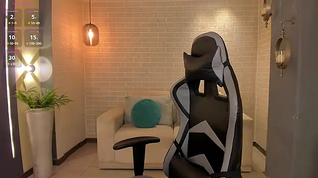 Snapshot of EllaClark chatting on 10.08.25 EllaClark online show from 10.08.25