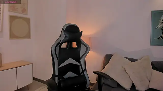 Snapshot of EllaClark chatting on 11.01.25 EllaClark online show from 11.01.25