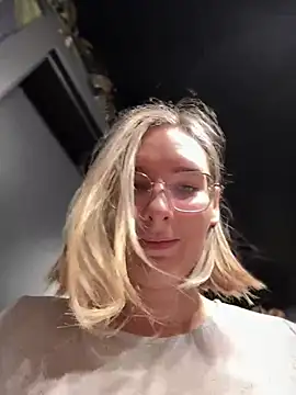 Snapshot of The_Snowwhitee chatting on 12.19.24 The Snowwhitee online show from 12.19.24