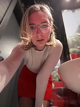 Snapshot of The_Snowwhitee chatting on 12.20.24 The Snowwhitee online show from 12.20.24