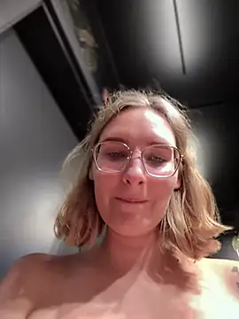 Snapshot of The_Snowwhitee chatting on 12.20.24 The Snowwhitee online show from 12.20.24