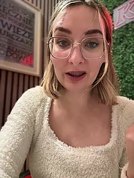 Snapshot of The_Snowwhitee chatting on 01.01.25 The Snowwhitee online show from 01.01.25