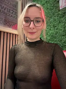 Snapshot of The_Snowwhitee chatting on 01.05.25 The Snowwhitee online show from 01.05.25