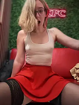 Snapshot of The_Snowwhitee chatting on 01.06.25 The Snowwhitee online show from 01.06.25