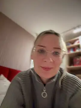 Snapshot of The_Snowwhitee chatting on 01.11.25 The Snowwhitee online show from 01.11.25