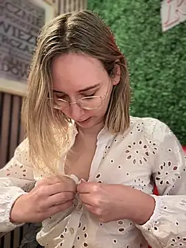 Snapshot of The_Snowwhitee chatting on 01.14.25 The Snowwhitee online show from 01.14.25