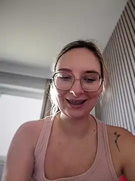 Snapshot of The_Snowwhitee chatting on 02.15.25 The Snowwhitee online show from 02.15.25