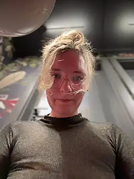 Snapshot of The_Snowwhitee chatting on 02.19.25 The Snowwhitee online show from 02.19.25