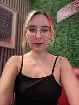 Snapshot of The_Snowwhitee chatting on 02.22.25 The Snowwhitee online show from 02.22.25