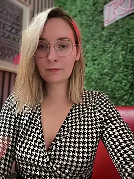 Snapshot of The_Snowwhitee chatting on 03.17.25 The Snowwhitee online show from 03.17.25