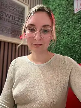 Snapshot of The_Snowwhitee chatting on 03.18.25 The Snowwhitee online show from 03.18.25