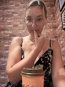 Snapshot of The_Snowwhitee chatting on 09.14.25 The Snowwhitee online show from 09.14.25