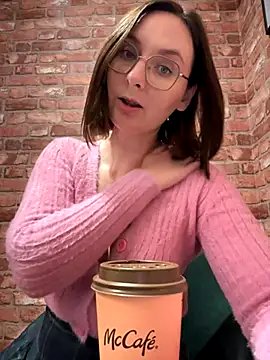 Snapshot of The_Snowwhitee chatting on 10.03.25 The Snowwhitee online show from 10.03.25