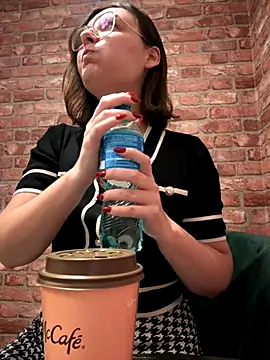 Snapshot of The_Snowwhitee chatting on 10.11.25 The Snowwhitee online show from 10.11.25