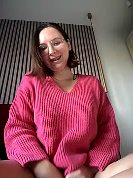 Snapshot of The_Snowwhitee chatting on 10.25.25 The Snowwhitee online show from 10.25.25