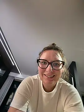 Snapshot of The_Snowwhitee chatting on 07.06.26 The Snowwhitee online show from 07.06.26