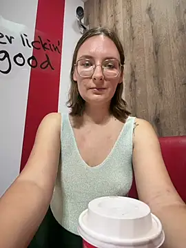 Snapshot of The_Snowwhitee chatting on 08.07.26 The Snowwhitee online show from 08.07.26
