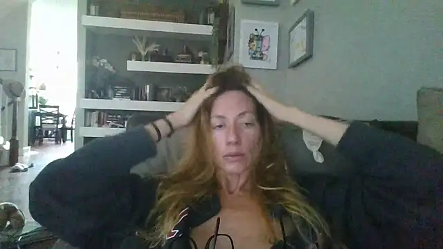 Snapshot of Rhodesxox chatting on 10.08.25 Rhodesxox online show from 10.08.25