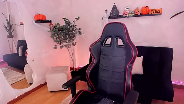 EmmyEvans1 online show from 10.28.25