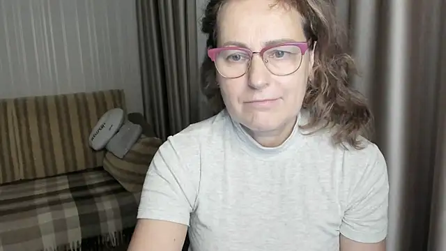 Snapshot of lauraoven chatting on 01.13.25 lauraoven online show from 01.13.25