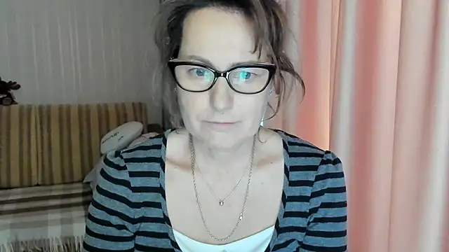 Snapshot of lauraoven chatting on 02.20.25 lauraoven online show from 02.20.25
