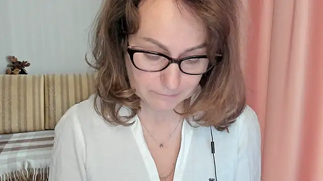Snapshot of lauraoven chatting on 02.25.25 lauraoven online show from 02.25.25