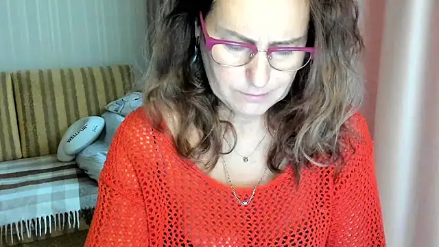 Snapshot of lauraoven chatting on 10.14.25 lauraoven online show from 10.14.25