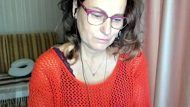 Snapshot of lauraoven chatting on 10.15.25 lauraoven online show from 10.15.25