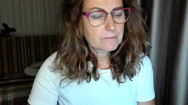 Snapshot of lauraoven chatting on 10.16.25 lauraoven online show from 10.16.25