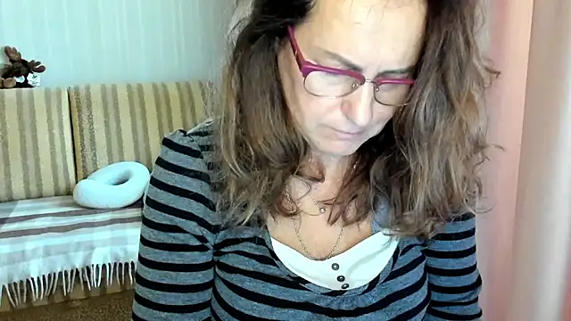 Snapshot of lauraoven chatting on 10.17.25 lauraoven online show from 10.17.25