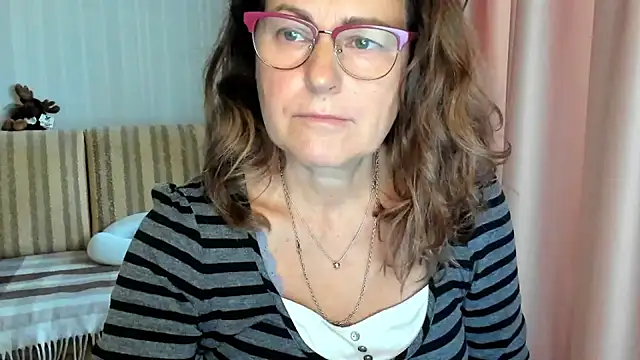 Snapshot of lauraoven chatting on 10.18.25 lauraoven online show from 10.18.25