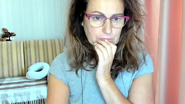 Snapshot of lauraoven chatting on 10.19.25 lauraoven online show from 10.19.25