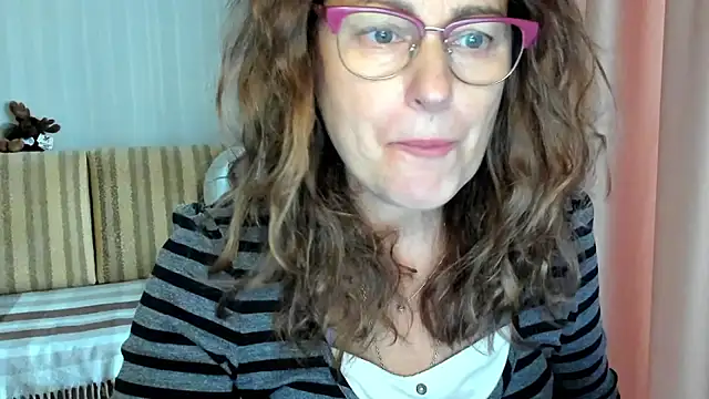 Snapshot of lauraoven chatting on 10.21.25 lauraoven online show from 10.21.25