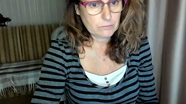 Snapshot of lauraoven chatting on 10.22.25 lauraoven online show from 10.22.25