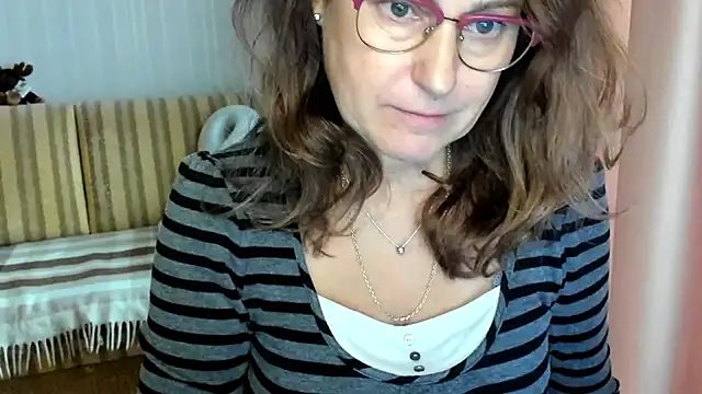 Snapshot of lauraoven chatting on 10.23.25 lauraoven online show from 10.23.25
