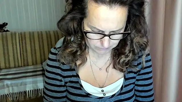 Snapshot of lauraoven chatting on 10.24.25 lauraoven online show from 10.24.25