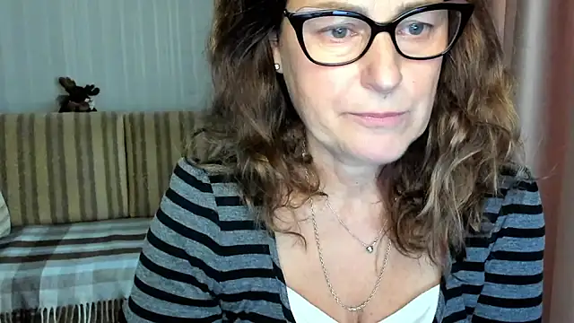 Snapshot of lauraoven chatting on 10.25.25 lauraoven online show from 10.25.25