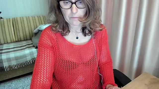 Snapshot of lauraoven chatting on 06.14.26 lauraoven online show from 06.14.26