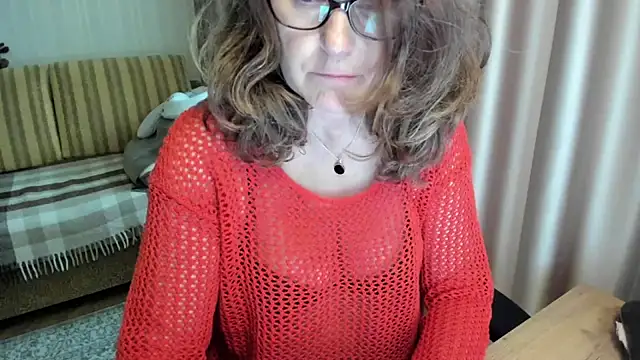 Snapshot of lauraoven chatting on 06.15.26 lauraoven online show from 06.15.26