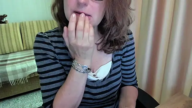 Snapshot of lauraoven chatting on 06.20.26 lauraoven online show from 06.20.26