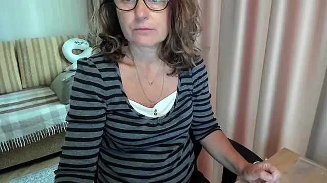 Snapshot of lauraoven chatting on 07.08.26 lauraoven online show from 07.08.26