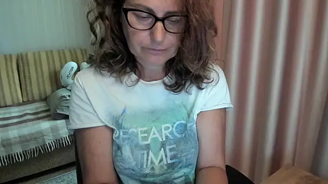 Snapshot of lauraoven chatting on 07.14.26 lauraoven online show from 07.14.26